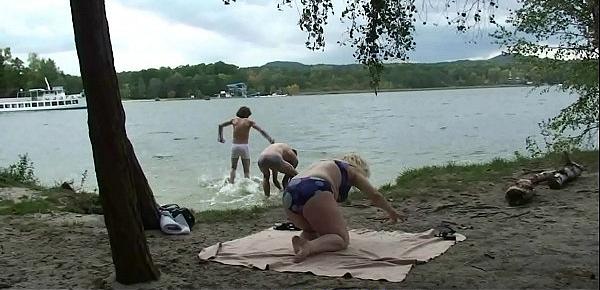  Blonde granny double penetration outdoors